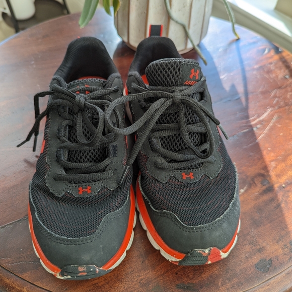 Under Armour Sz 4 - Boys Sneakers - Picture 2 of 3